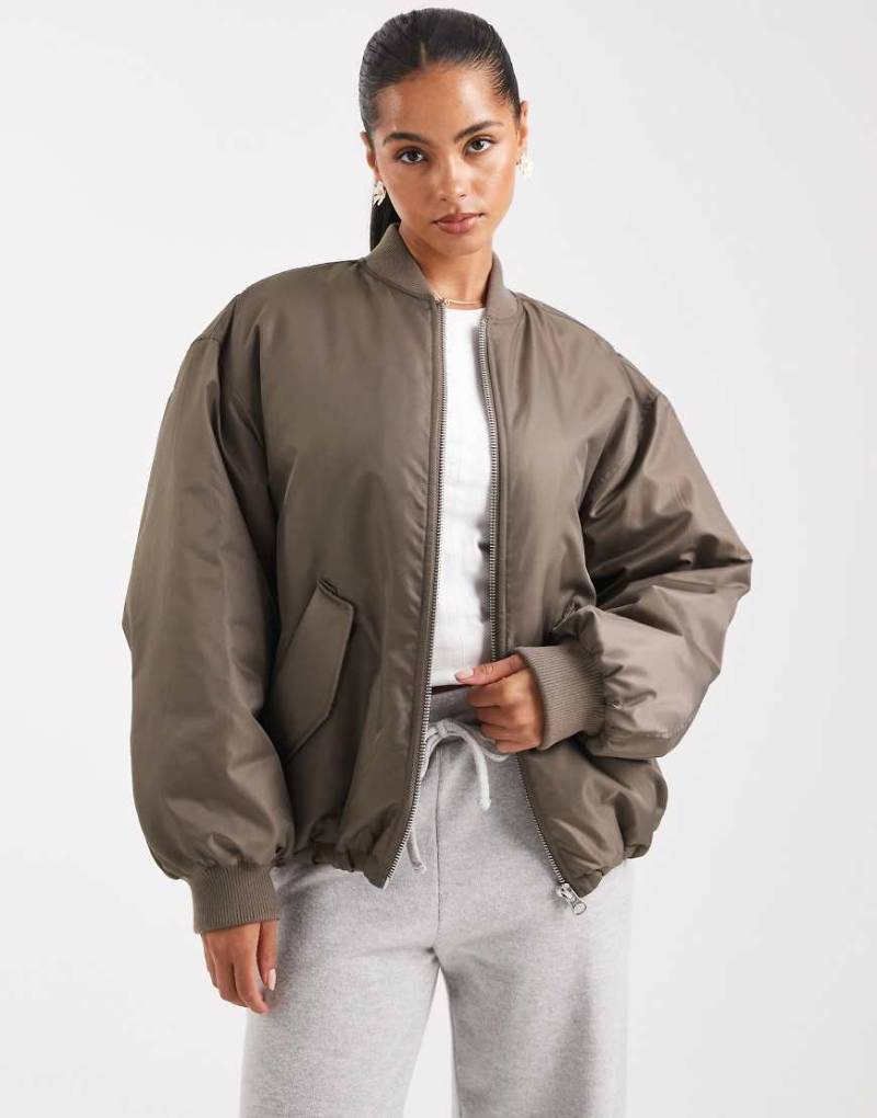 ASOS DESIGN - Oversize-Bomberjacke in Khaki-Grün von ASOS DESIGN