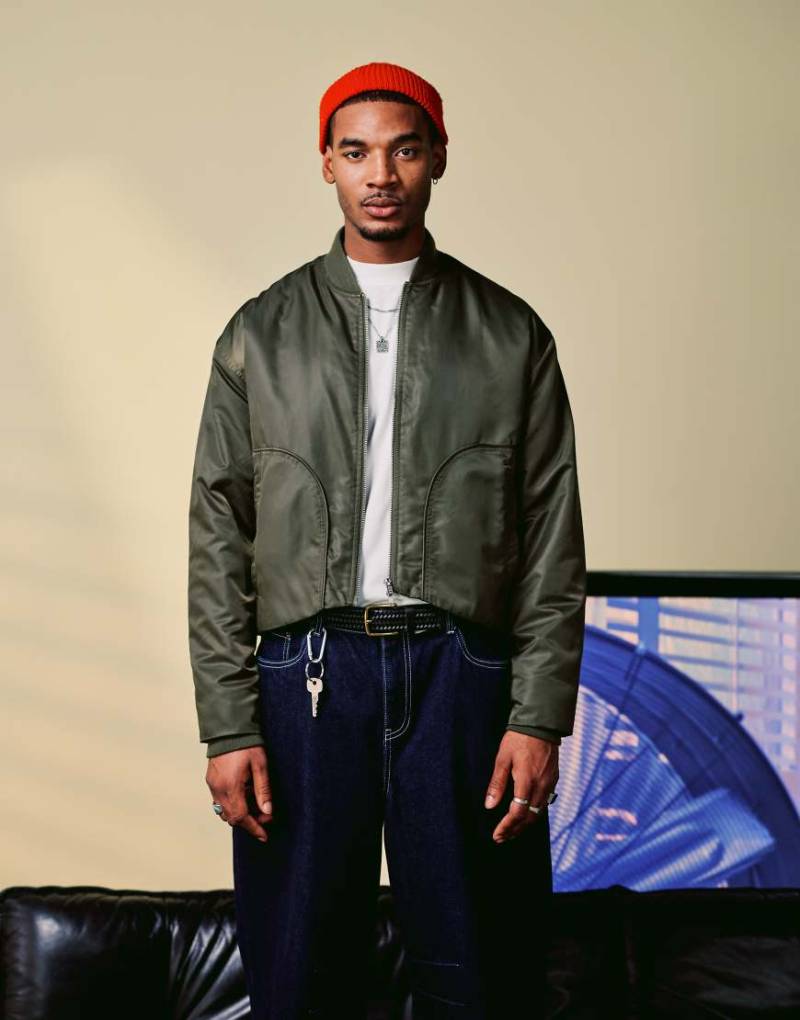 ASOS DESIGN - Oversize-Bomberjacke in Khaki-Grün von ASOS DESIGN