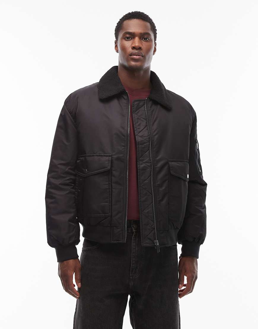 ASOS DESIGN - Oversize-Bomberjacke in Schwarz mit Kunstpelzkragen von ASOS DESIGN