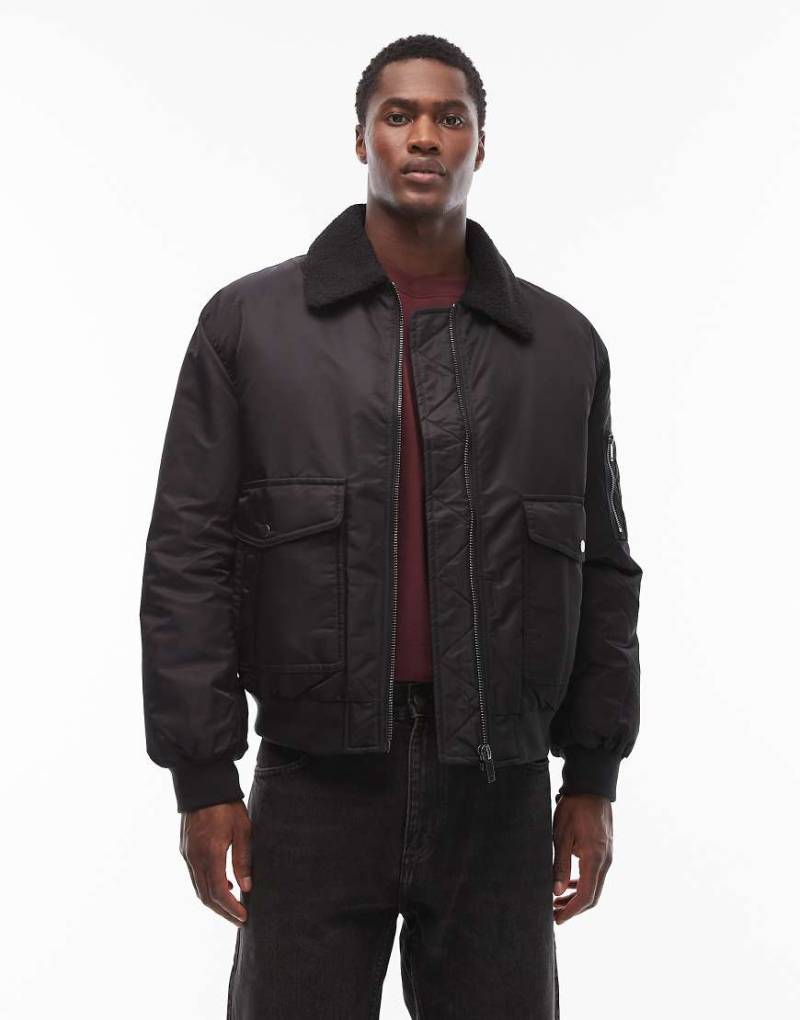 ASOS DESIGN - Oversize-Bomberjacke in Schwarz mit Kunstpelzkragen von ASOS DESIGN