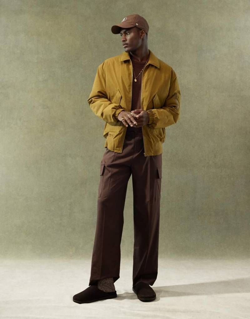 ASOS DESIGN - Oversize-Bomberjacke in Senfgelb mit MA1-Tasche-Goldfarben von ASOS DESIGN