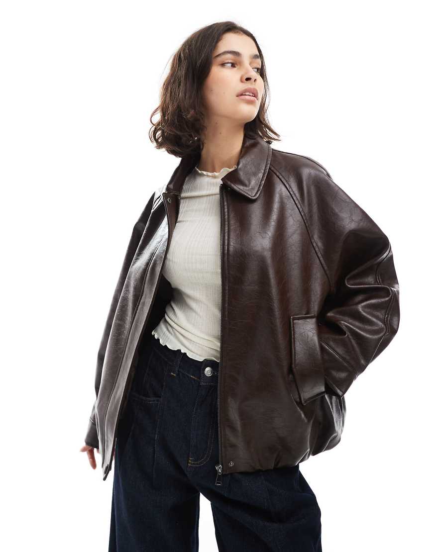 ASOS DESIGN - Oversize-Bomberjacke in schokobrauner Lederoptik ASOS DESIGN - Oversize-Bomberjacke in schokobrauner Lederoptik von ASOS DESIGN
