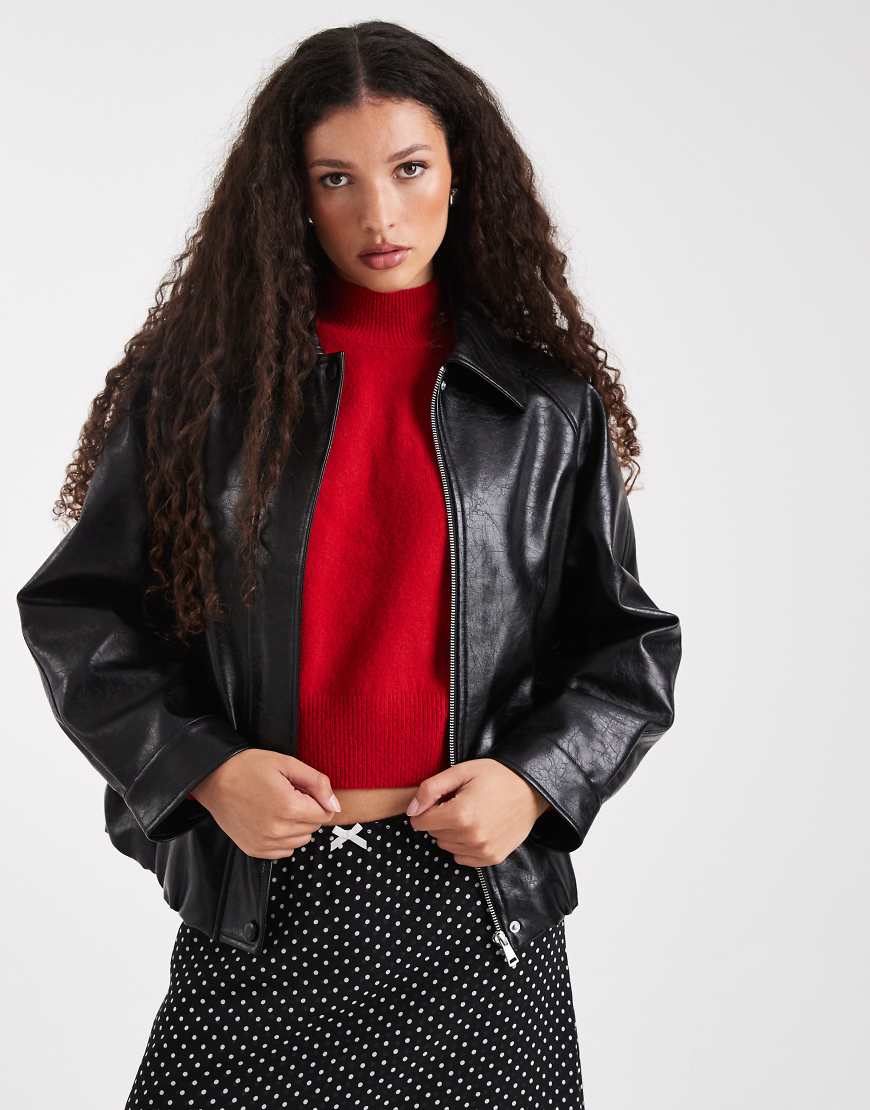ASOS DESIGN - Oversize-Bomberjacke in schwarzer Lederoptik von ASOS DESIGN