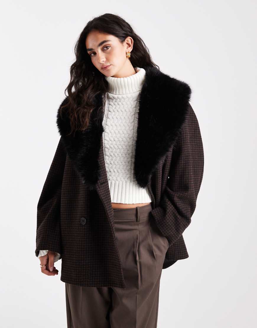 ASOS DESIGN - Oversize-Cabanjacke aus Wollmix mit Heritage-Karomuster und Kunstpelzkragen-Schwarz von ASOS DESIGN