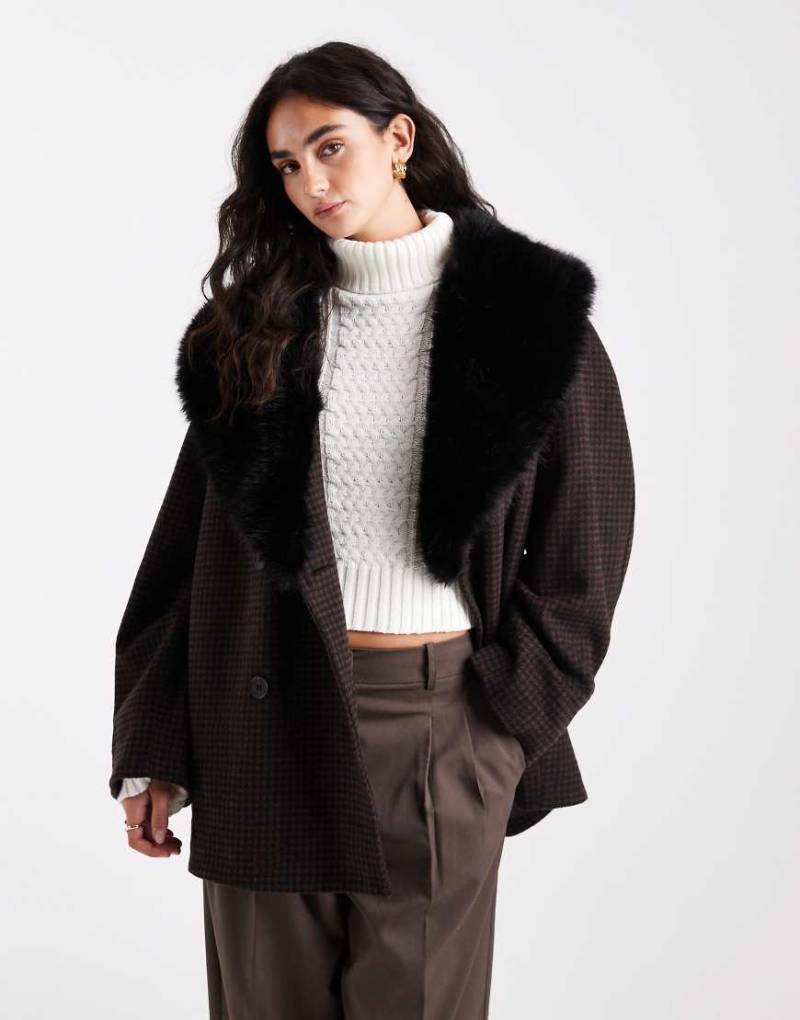 ASOS DESIGN - Oversize-Cabanjacke aus Wollmix mit Heritage-Karomuster und Kunstpelzkragen-Schwarz von ASOS DESIGN