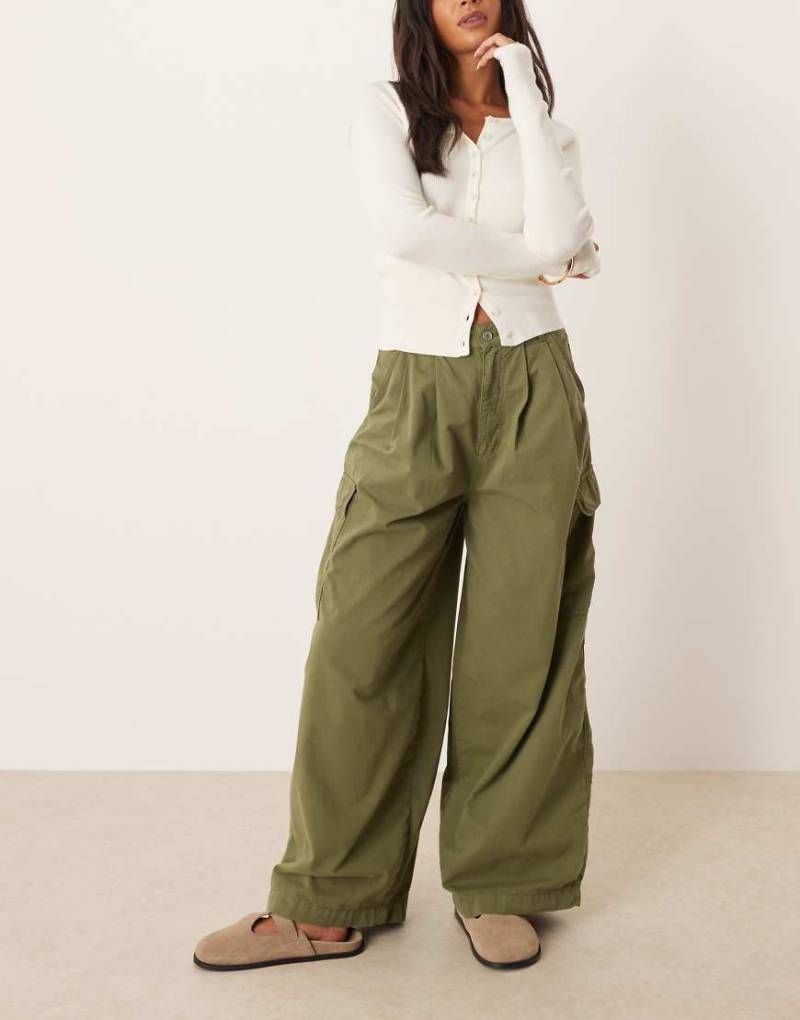 ASOS DESIGN - Oversize-Cargohose in Khaki mit Bundfalten-Grün von ASOS DESIGN