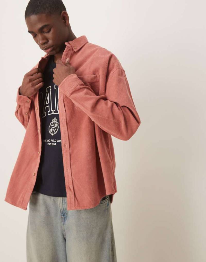 ASOS DESIGN - Oversize-Cordhemd im Stil der 90er-Jahre in Rosa von ASOS DESIGN