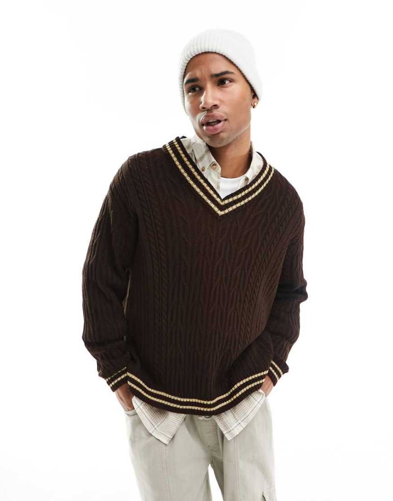 ASOS DESIGN - Oversize-Cricket-Strickpullover in Braun mit Zopfmuster und Zierstreifen in Ecru von ASOS DESIGN