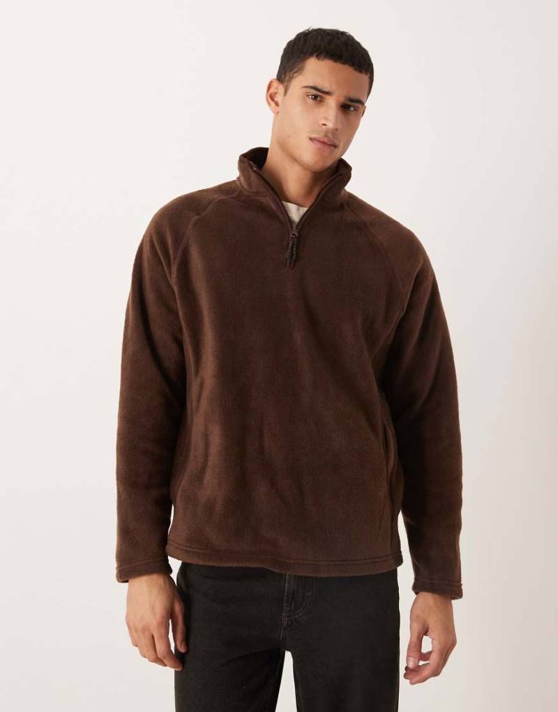 ASOS DESIGN - Locker geschnittenes Fleece-Sweatshirt in Hellbraun mit Stehkragen und kurzem Reißverschluss-Brown von ASOS DESIGN