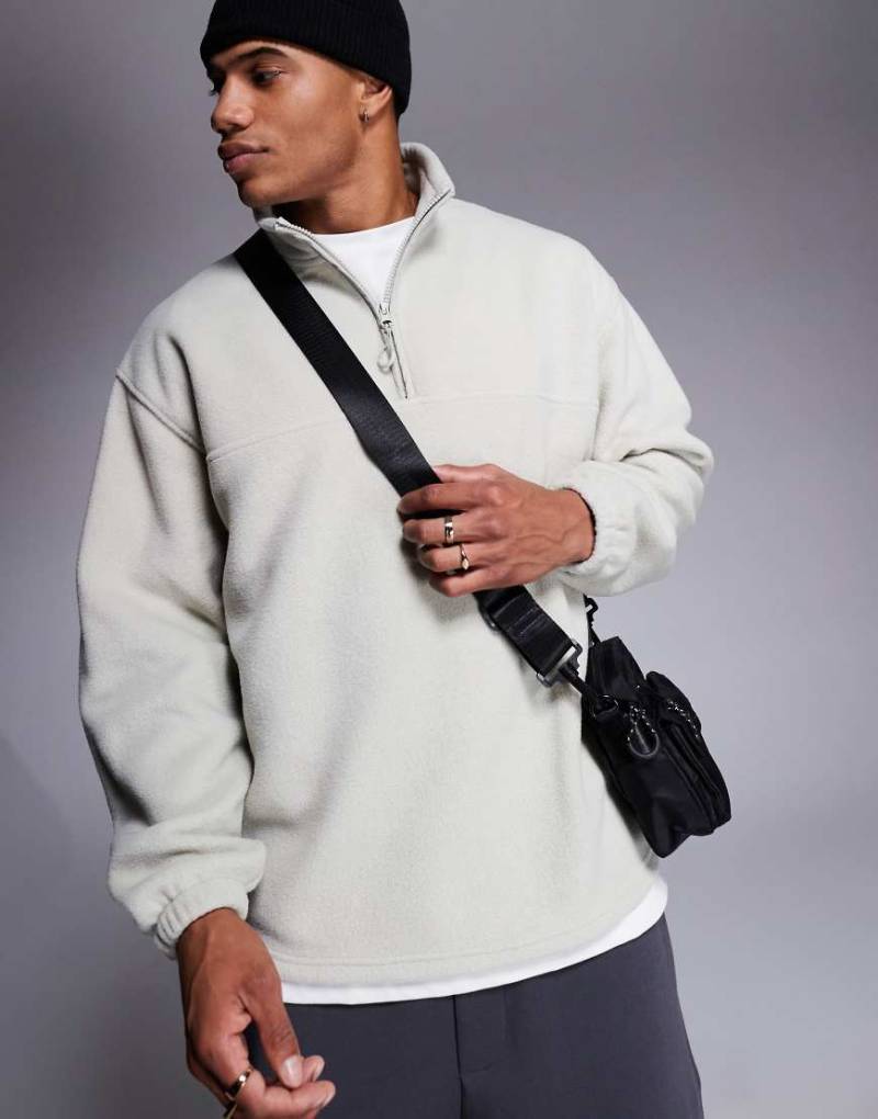 ASOS DESIGN - Oversize-Fleece-Sweatshirt in Wollweiß mit kurzem Reißverschluss von ASOS DESIGN