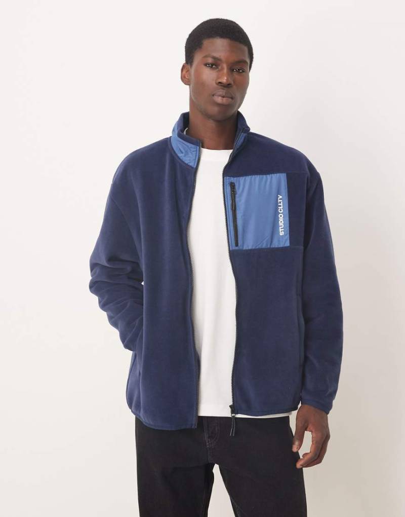 ASOS DESIGN - Locker geschnittene Fleecejacke in Blau mit Reißverschluss und Tasche-Marineblau von ASOS DESIGN