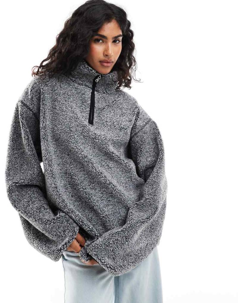 ASOS DESIGN - Oversize-Fleecepullover aus Teddyfell in Grau meliert mit kurzem Reißverschluss von ASOS DESIGN