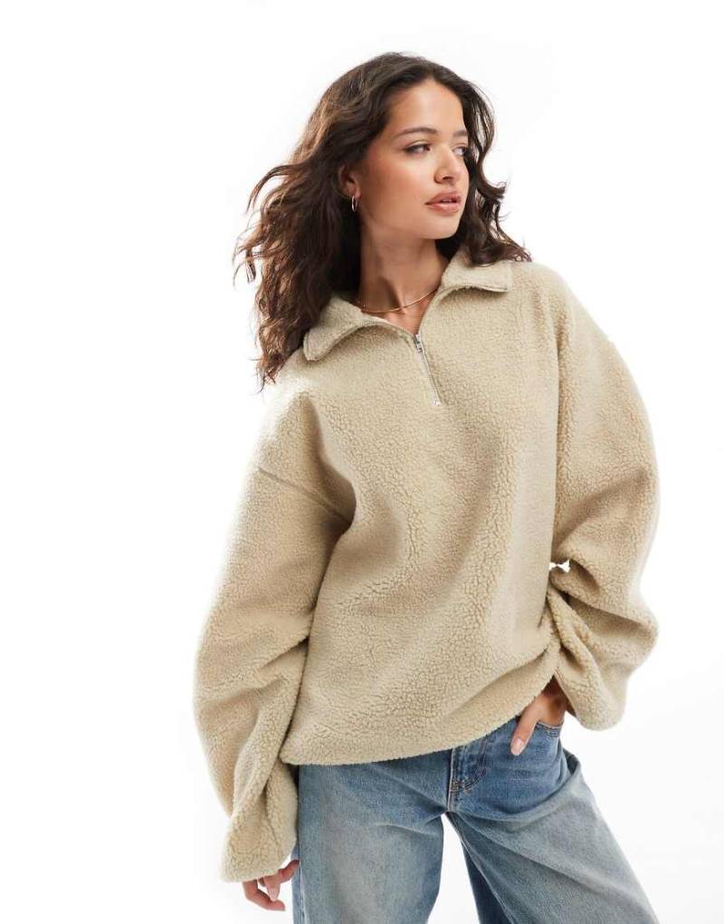 ASOS DESIGN - Oversize-Fleecepullover aus Teddyfell in Neutral mit kurzem Reißverschluss von ASOS DESIGN