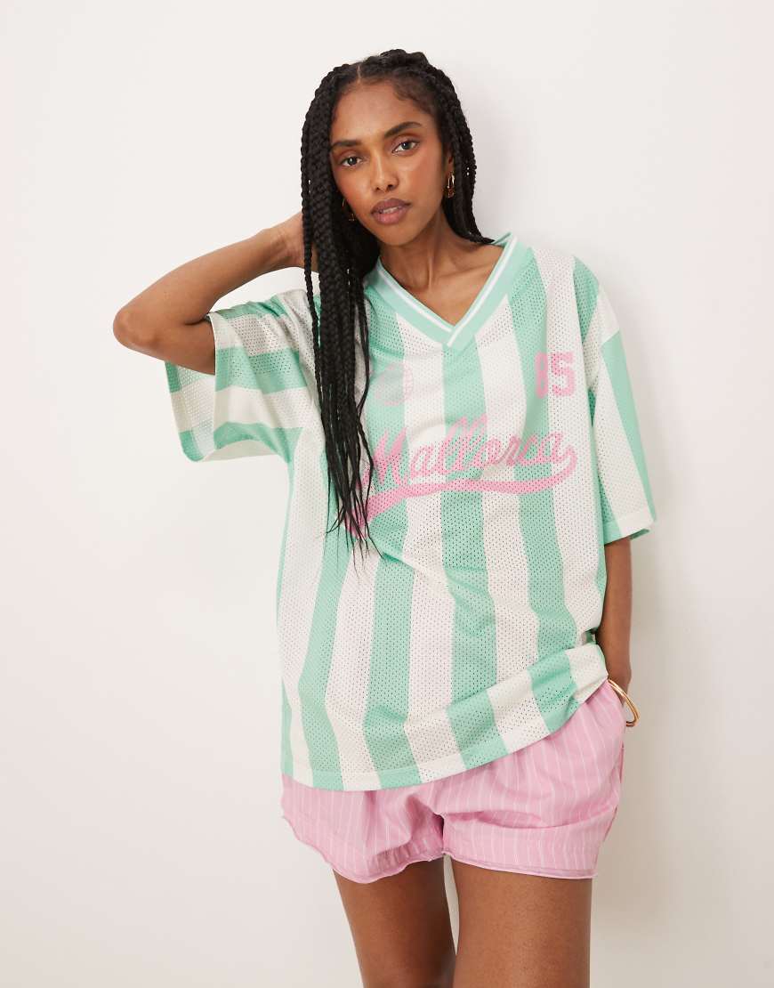 ASOS DESIGN - Oversize-Football-T-Shirt in gestreiftem Grün mit V-Ausschnitt und „Mallorca"-Print-Bunt von ASOS DESIGN