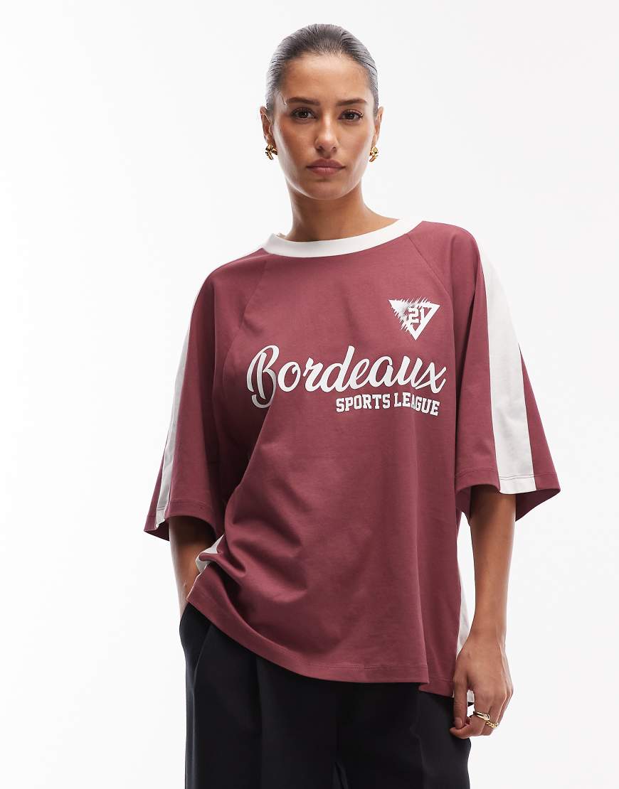 ASOS DESIGN - Oversize-Fußball-T-Shirt in Braun mit Bordeaux-Grafik-Brown von ASOS DESIGN