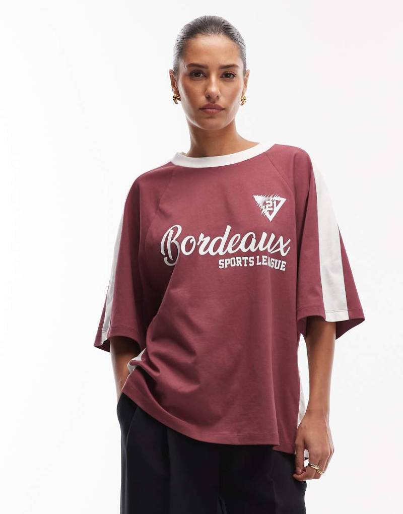 ASOS DESIGN - Oversize-Fußball-T-Shirt in Braun mit Bordeaux-Grafik-Brown von ASOS DESIGN