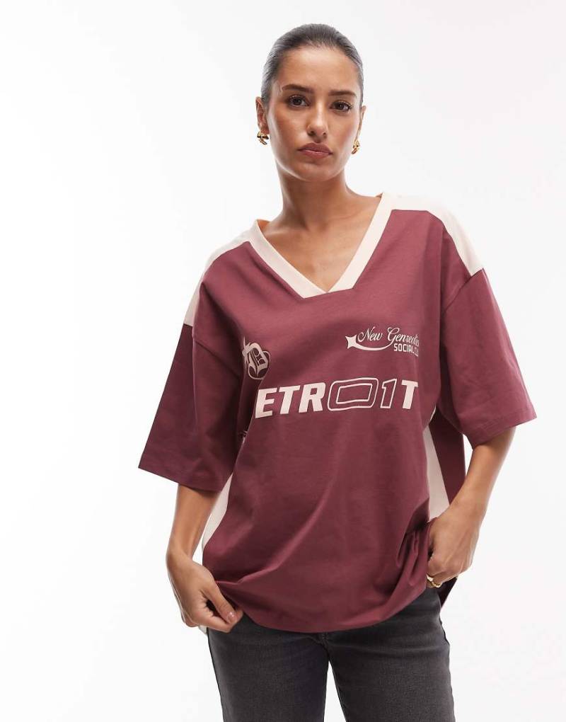 ASOS DESIGN - Oversize-Fußball-T-Shirt in Burgunderrot mit „Detroit"-Print und V-Ausschnitt von ASOS DESIGN