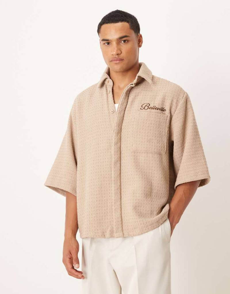 ASOS DESIGN - Oversize-Häkelhemd in Hellbraun mit halben Ärmeln und Stickerei von ASOS DESIGN