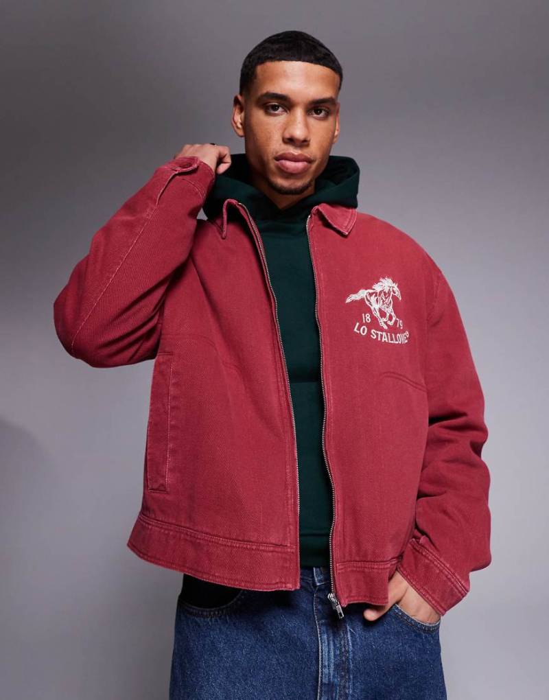 ASOS DESIGN - Harrington-Jacke in verwaschenem Rot mit Stickerei auf der Brust von ASOS DESIGN