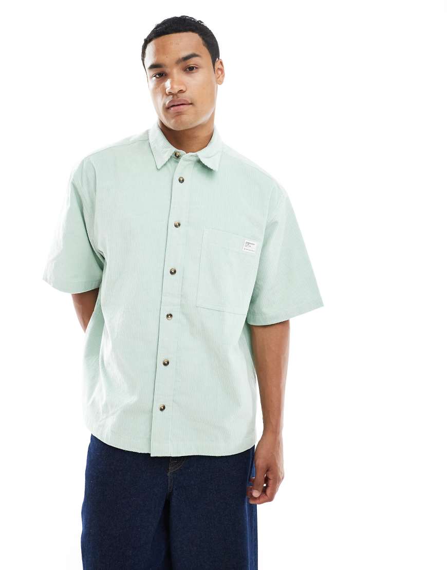 ASOS DESIGN - Oversize-Hemd aus Cord in Grün mit Aufnäher von ASOS DESIGN