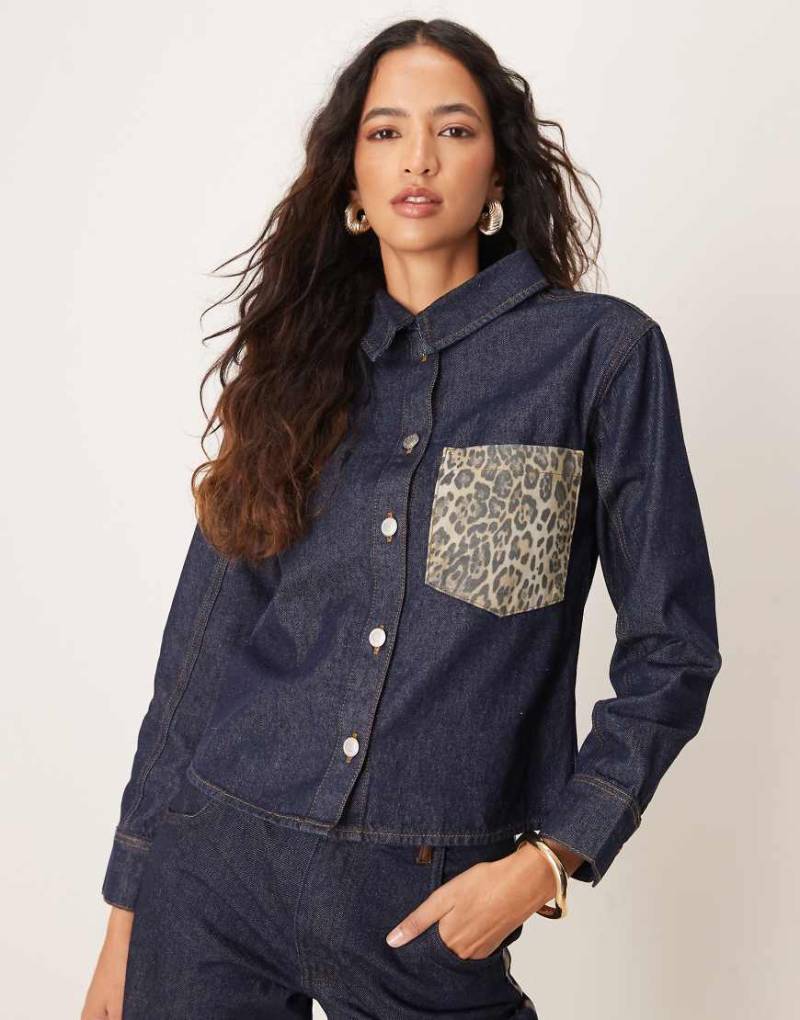 ASOS DESIGN - Oversize-Hemd aus Denim in Indigoblau mit Tasche mit Leopardenmuster von ASOS DESIGN