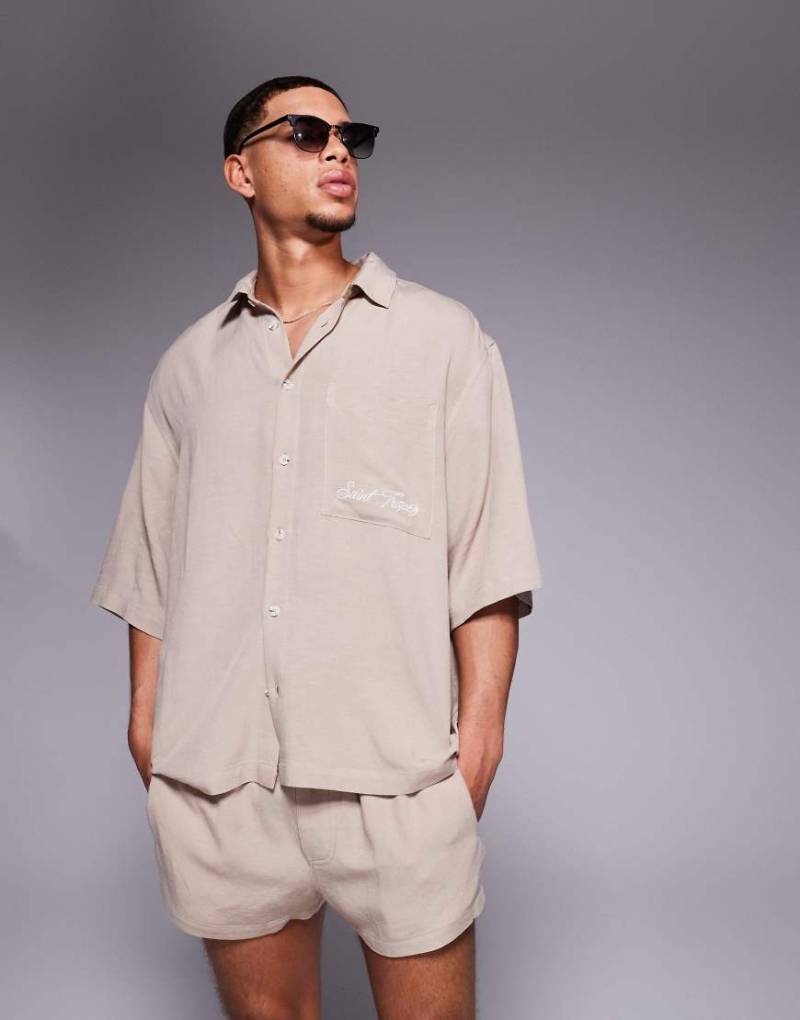 ASOS DESIGN - Oversize-Hemd aus Leinenmix in Braun mit Bruststickerei, Kombiteil von ASOS DESIGN