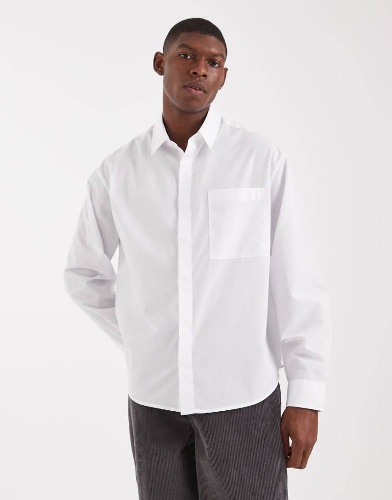 ASOS DESIGN - Oversize-Hemd aus Popeline in Weiß mit Aufnäher am Rücken von ASOS DESIGN