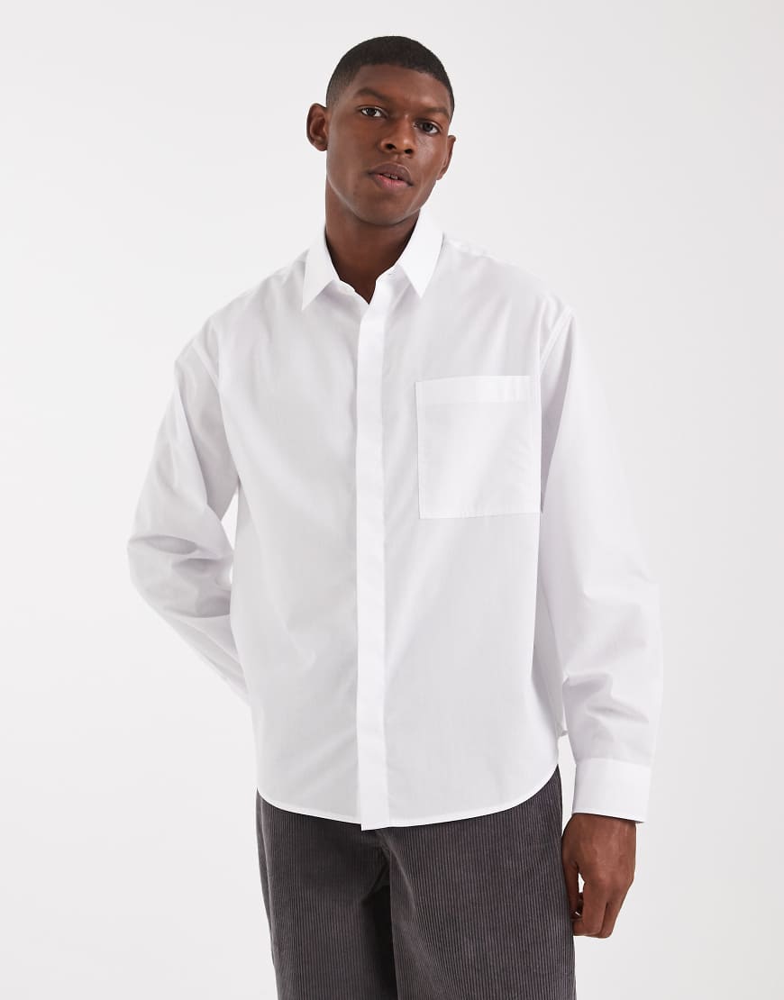 ASOS DESIGN - Oversize-Hemd aus Popeline in Weiß mit Aufnäher am Rücken von ASOS DESIGN