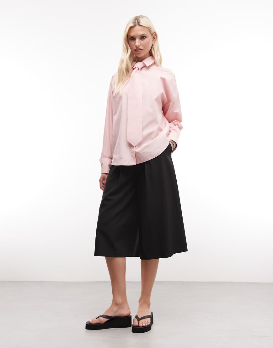 ASOS DESIGN - Oversize-Hemd aus Satin in Rosa mit Krawatte von ASOS DESIGN