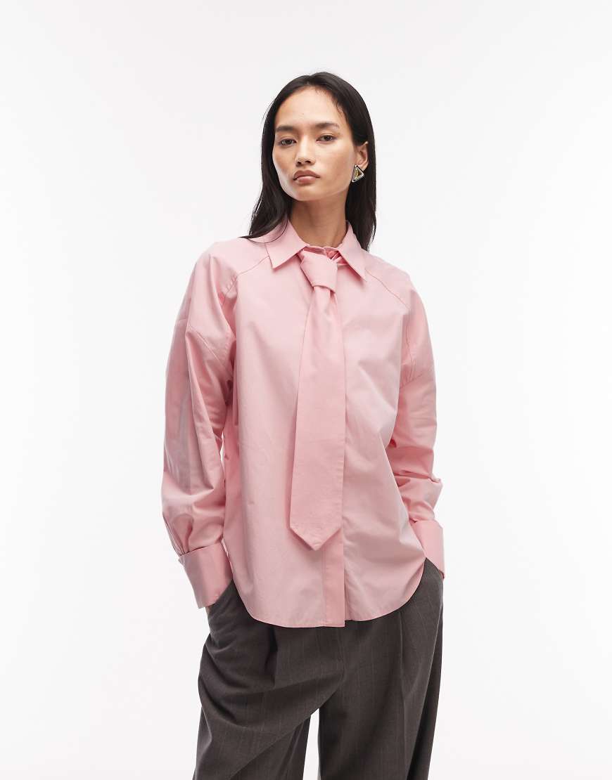 ASOS DESIGN - Oversize-Hemd aus Satin in Rosa mit Krawatte von ASOS DESIGN