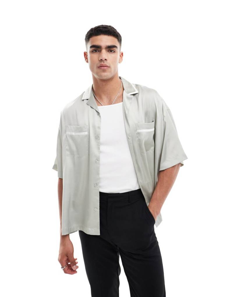 ASOS DESIGN - Oversize-Hemd aus Satin in Salbeigrün mit weißer Paspelierung von ASOS DESIGN
