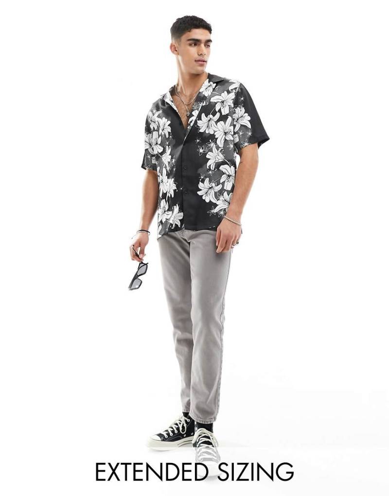 ASOS DESIGN - Oversize-Hemd aus Satin mit Blumenmuster und Reverskragen-Schwarz von ASOS DESIGN