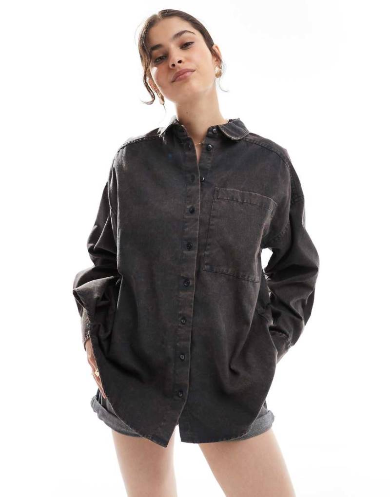 ASOS DESIGN - Oversize-Hemd aus Twill in verwaschenem Anthrazit-Grau von ASOS DESIGN