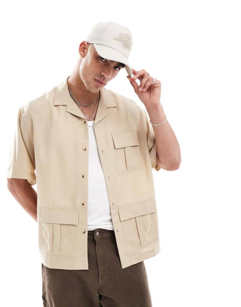 ASOS DESIGN - Oversize-Hemd in Beige mit Cargo-Tasche und Reverskragen-Neutral von ASOS DESIGN