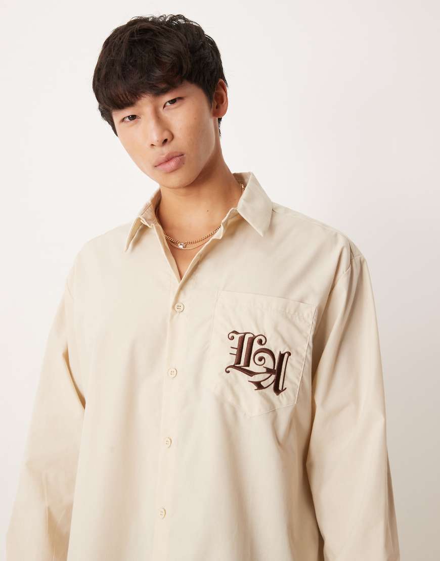 ASOS DESIGN - Oversize-Hemd in Beige mit Stickerei auf der Brust-Neutral von ASOS DESIGN