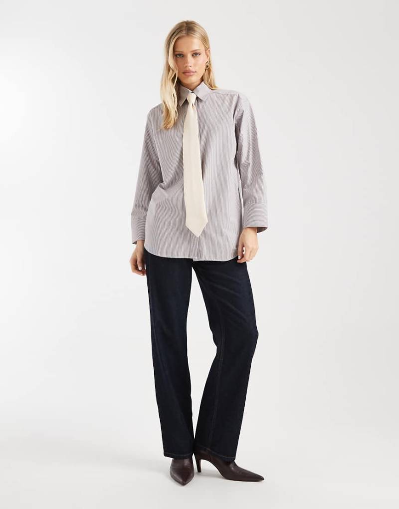 ASOS DESIGN - Oversize-Hemd in Braun gestreift mit Schulterpolstern und Satin-Krawatte-Bunt von ASOS DESIGN