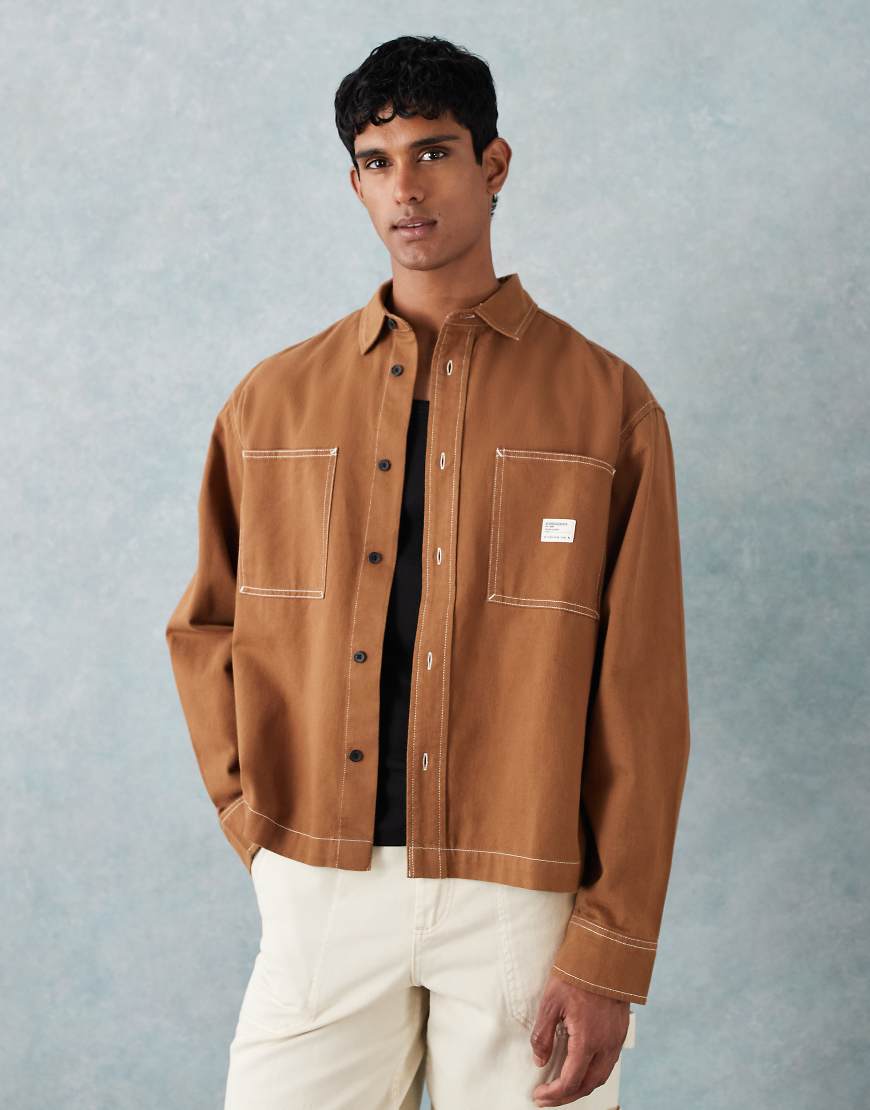 ASOS DESIGN - Oversize-Hemd in Braun mit Aufnäher auf der Brust von ASOS DESIGN