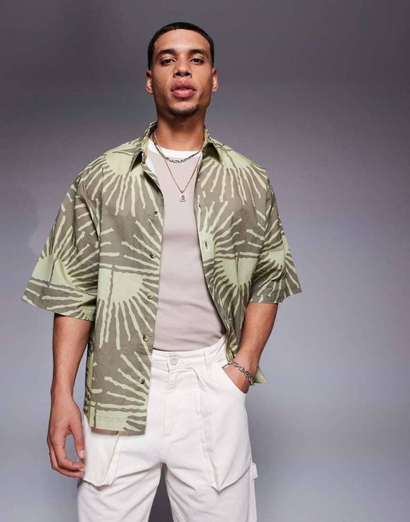 ASOS DESIGN - Oversize-Hemd in Braun mit Sonnenmuster von ASOS DESIGN