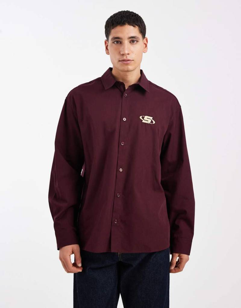 ASOS DESIGN - Oversize-Hemd in Burgunderrot mit Stickerei auf der Brust von ASOS DESIGN