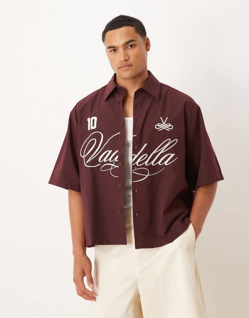 ASOS DESIGN - Oversize-Hemd in Burgunderrot mit Stickerei von ASOS DESIGN