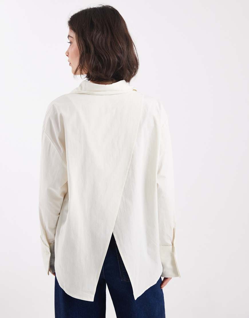 ASOS DESIGN - Oversize-Hemd in Cremeweiß mit Wickeldetail von ASOS DESIGN