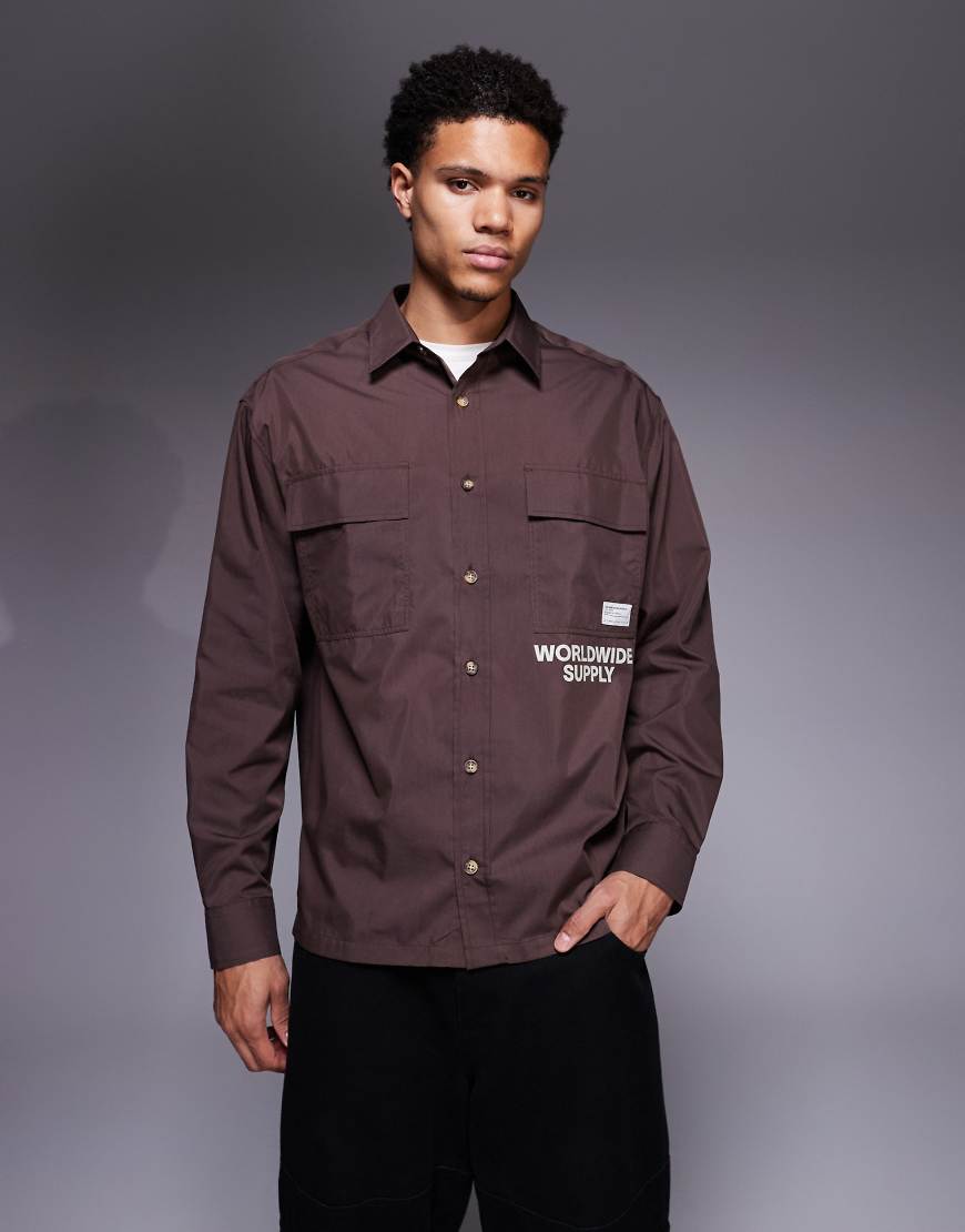 ASOS DESIGN - Oversize-Hemd in Dunkelbraun mit Print und Aufnäher auf der Vorderseite-Brown von ASOS DESIGN