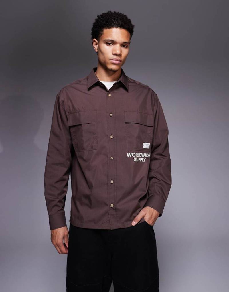 ASOS DESIGN - Oversize-Hemd in Dunkelbraun mit Print und Aufnäher auf der Vorderseite-Brown von ASOS DESIGN