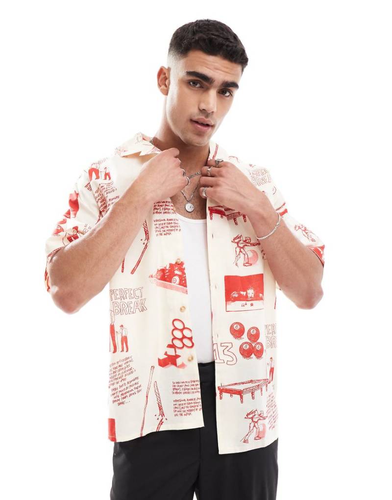 ASOS DESIGN - Oversize-Hemd in Ecru mit Reverskragen und Snooker-Print-Rot von ASOS DESIGN