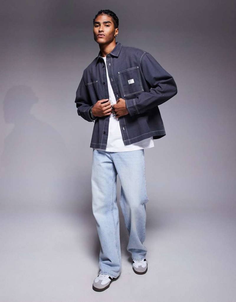 ASOS DESIGN - Oversize-Hemd in Grau mit Aufnäher auf der Brust von ASOS DESIGN