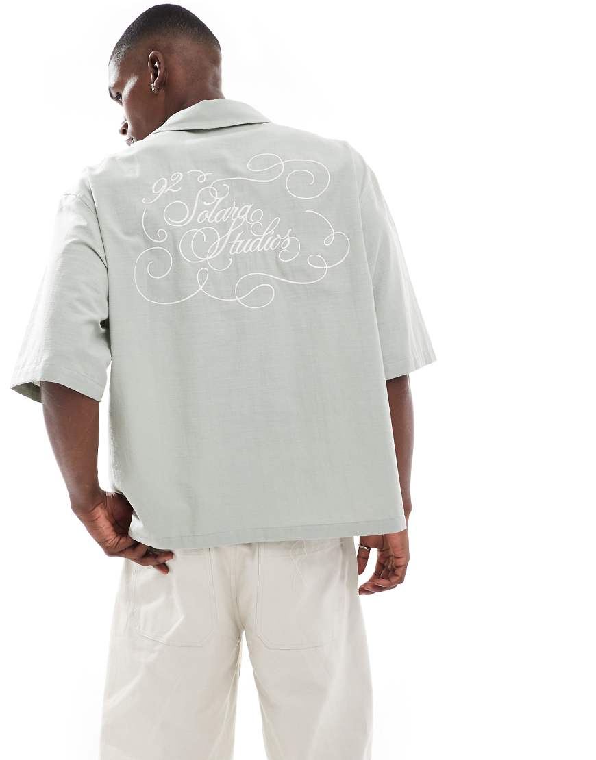 ASOS DESIGN - Oversize-Hemd in Grau mit halblangen Ärmeln und Rückenprint ASOS DESIGN - Oversize-Hemd in Grau mit halblangen Ärmeln und Rückenprint von ASOS DESIGN