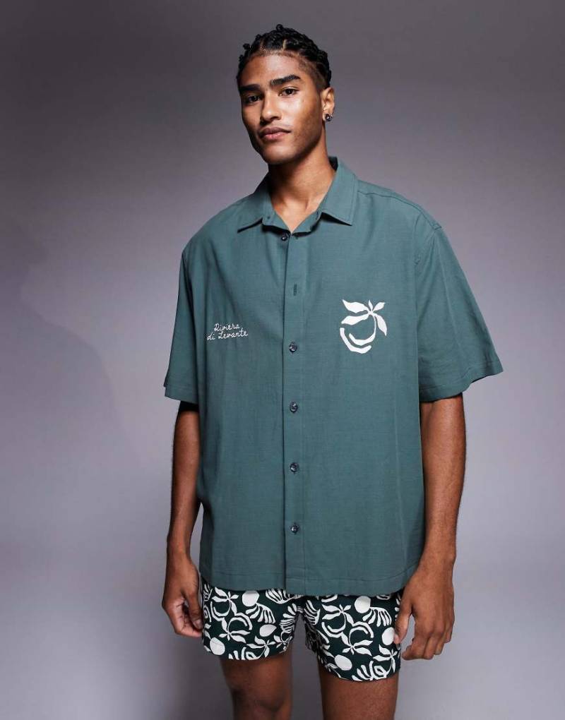 ASOS DESIGN - Oversize-Hemd in Grün mit Stickerei auf der Brust, Kombiteil-Marineblau von ASOS DESIGN