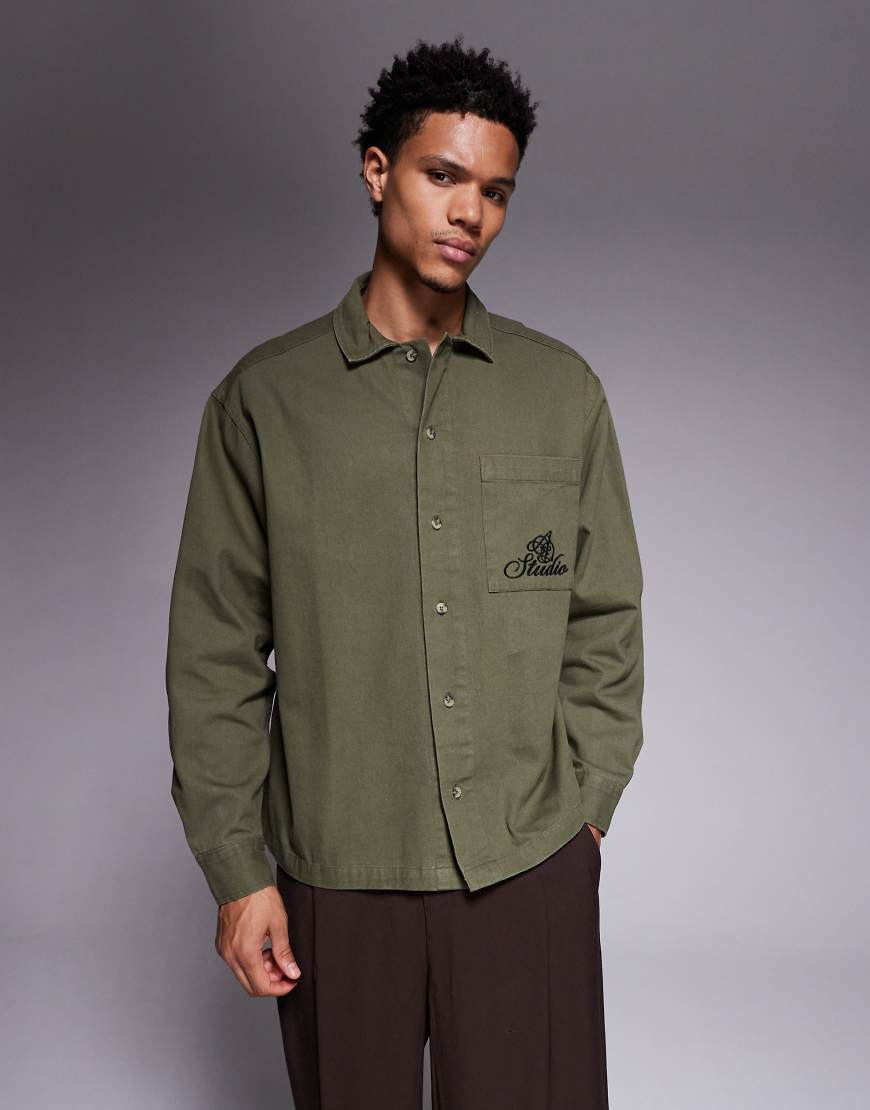 ASOS DESIGN - Oversize-Hemd in Khaki mit floraler Rückenstickerei-Grün von ASOS DESIGN