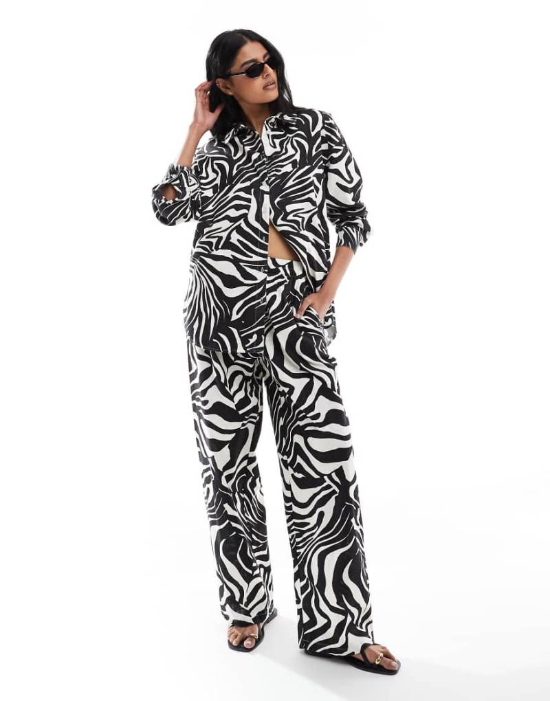 ASOS DESIGN - Oversize-Hemd in Leinenoptik mit geteiltem Zebramuster, Kombiteil-Bunt von ASOS DESIGN