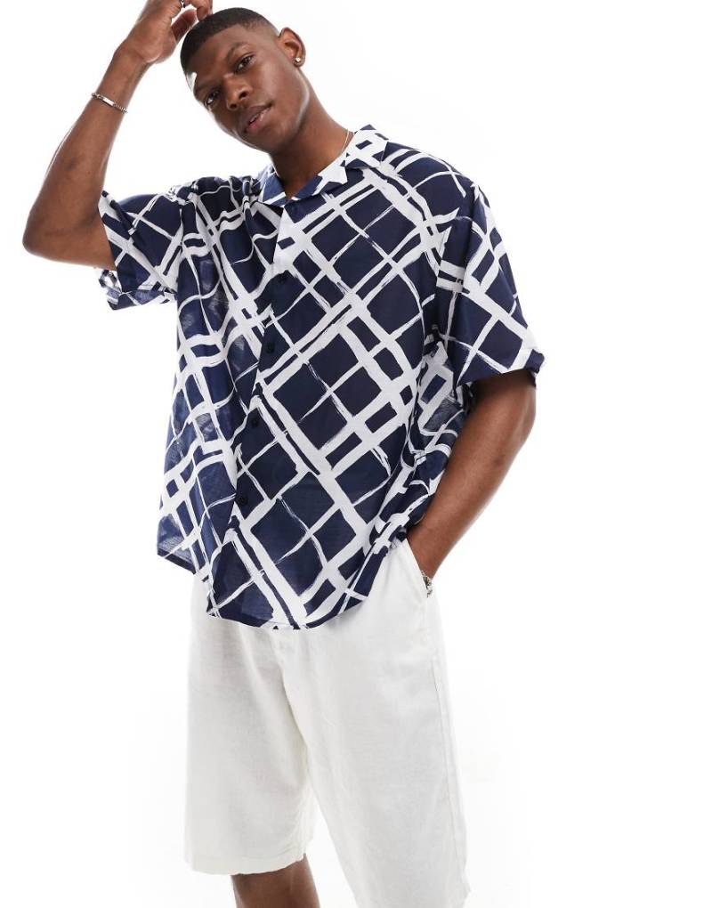 ASOS DESIGN - Oversize-Hemd in Marineblau mit Pinselstrich-Karo-Print und Reverskragen von ASOS DESIGN